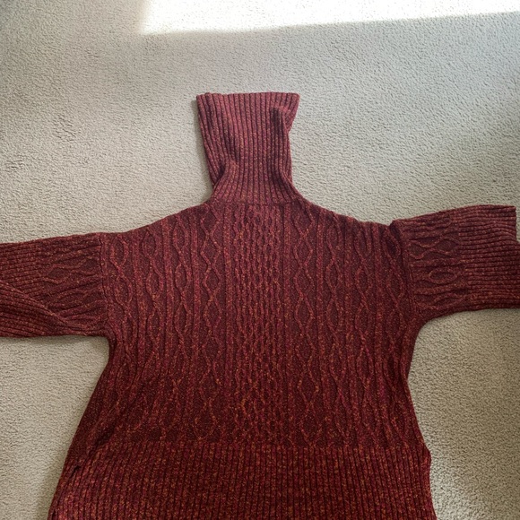 Beautiful cable knit sweater with cowl neck, 3/4 length sleeves and side slits. - Picture 5 of 5